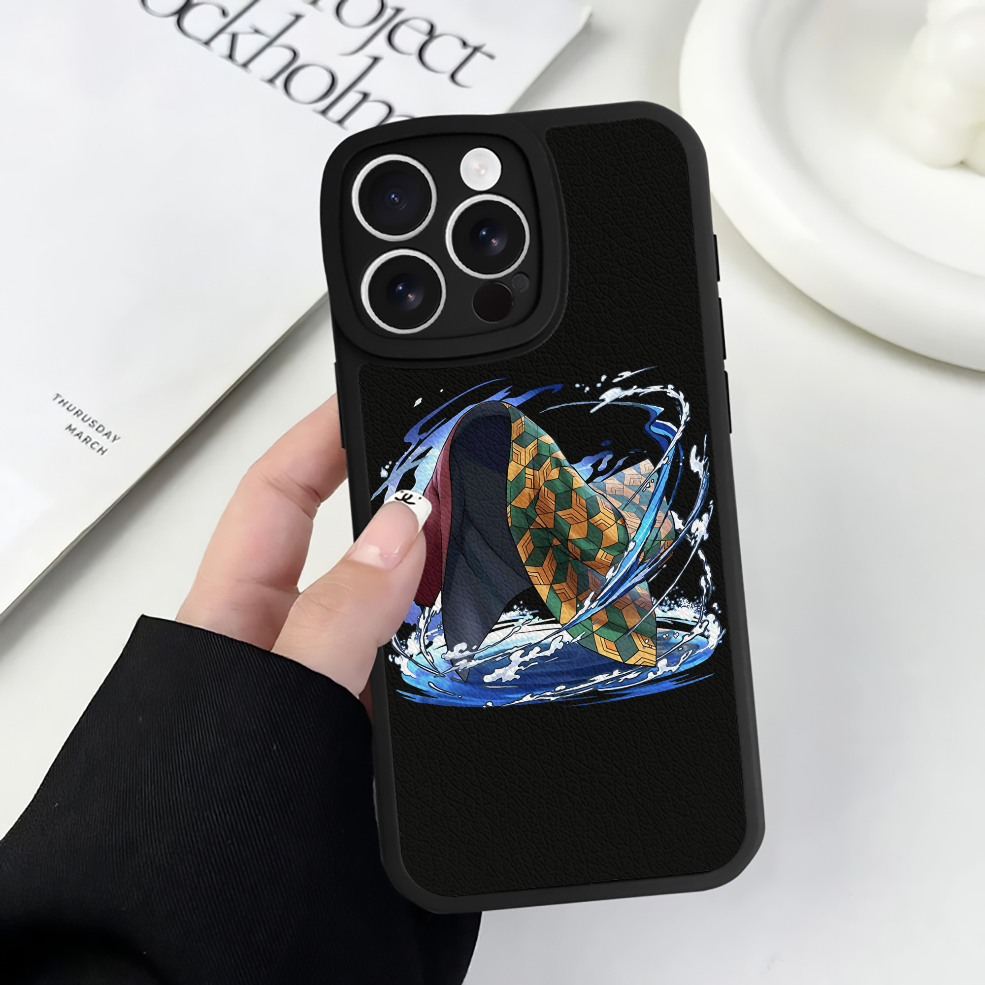 （画像用） 鬼滅の刃（きめつのやいば）水柱-冨岡 義勇／とみおか ぎゆう Tomioka Giyuu 【iPhone 16シリーズ対応】シリコンスマホケース（レザー調） 材質：シリコン